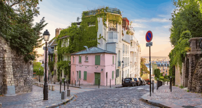 Paris: Montmartre Night Walking Tour, Dinner & Cabaret Show - Main Stop