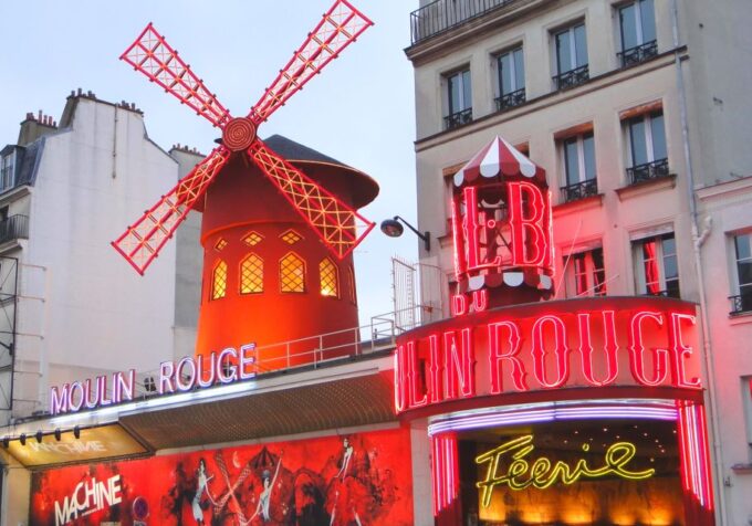 Paris: Montmartre Scavenger Hunt & Sights Self-Guided Tour - Sightseeing at Your Pace