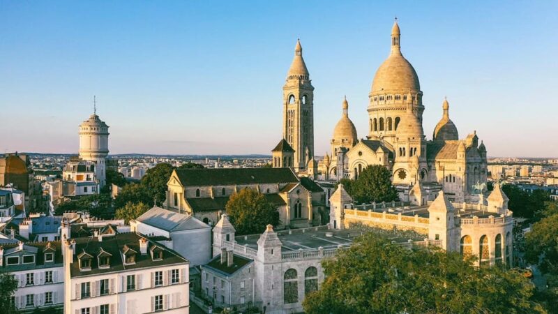 Paris: Montmartre Walking Tour With a Guide - Key Points