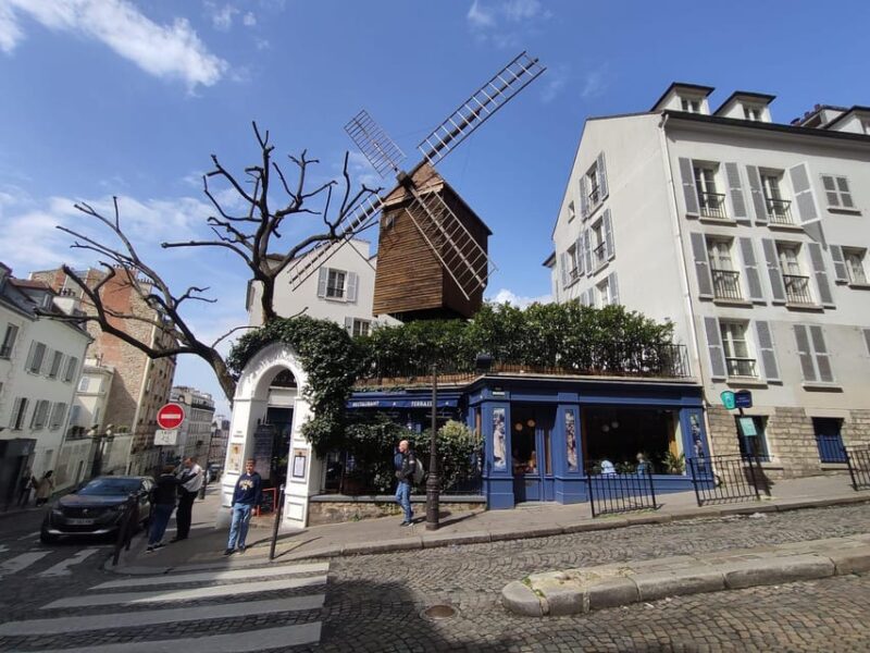 Paris: Montmartre Walking Tour With a Local Guide - Itinerary Highlights