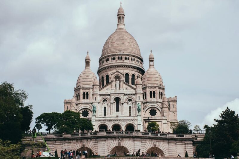 Paris: Montmartre Walking Tour With Official Local Guide - Key Points