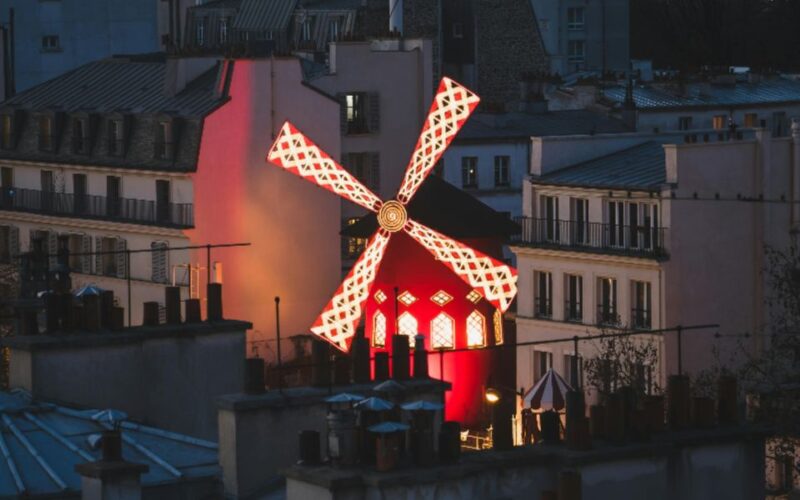 Paris: Montmartre Walking Tour With Sacré-CœUr Entry Option - Visiting Iconic Landmarks