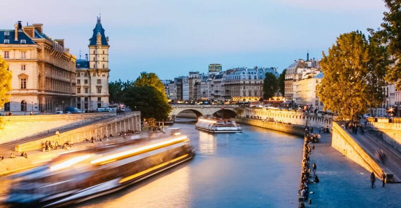 Paris: Night River Cruise On The Seine With Waffle Tasting - Included Services
