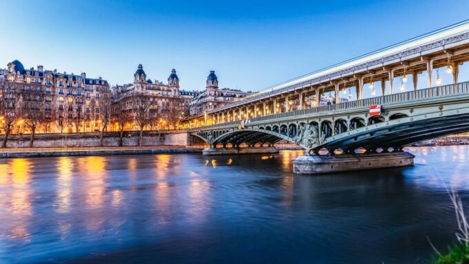 Paris: Night River Cruise On The Seine With Waffle Tasting - Meeting Point