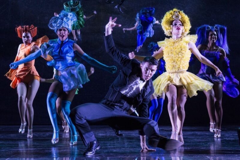 Paris: Paradis Latin Cabaret Show With Optional Champagne - Interaction With Performers