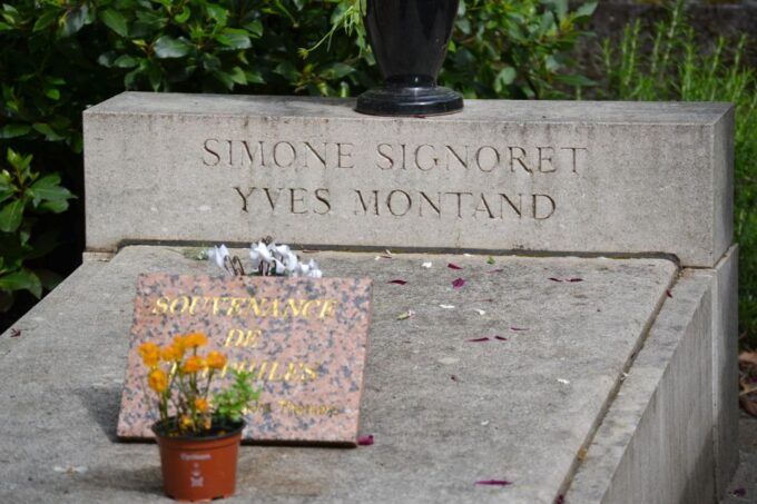 Paris: Pere Lachaise Cemetery Guided Tour in English - Anecdotes About Famous Individuals