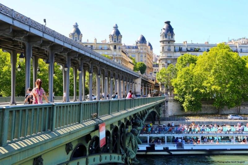 Paris: Père Lachaise Cemetery Visit With Seine River Cruise - Learning About the Cemeterys History