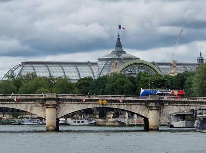 Paris: Private Cruise on the Seine - Dining and Refreshments
