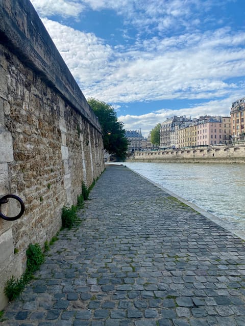 Paris: Private Early Morning City Walking Tour - Discovering Iconic Landmarks