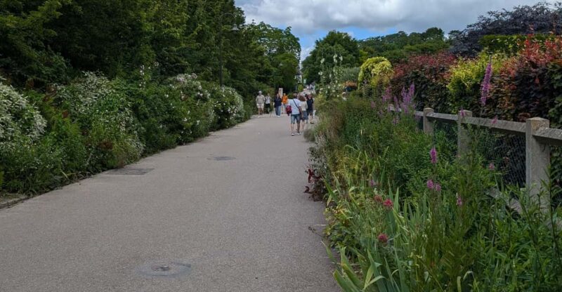 Paris: Private Round-Trip Transfer to Giverny - Pickup and Experience
