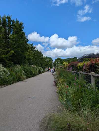 Paris: Private Round-Trip Transfer to Giverny - Vehicle and Amenities