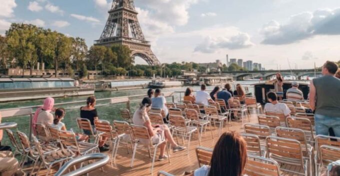 Paris : Rivercruise and Louvre Guided Tour SEMI PRIVATE - Encountering Iconic Masterpieces