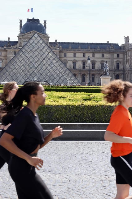 PARIS : Running Tour Experience (Montmartre, Eiffel Tower..) - Tour Guide Fluency