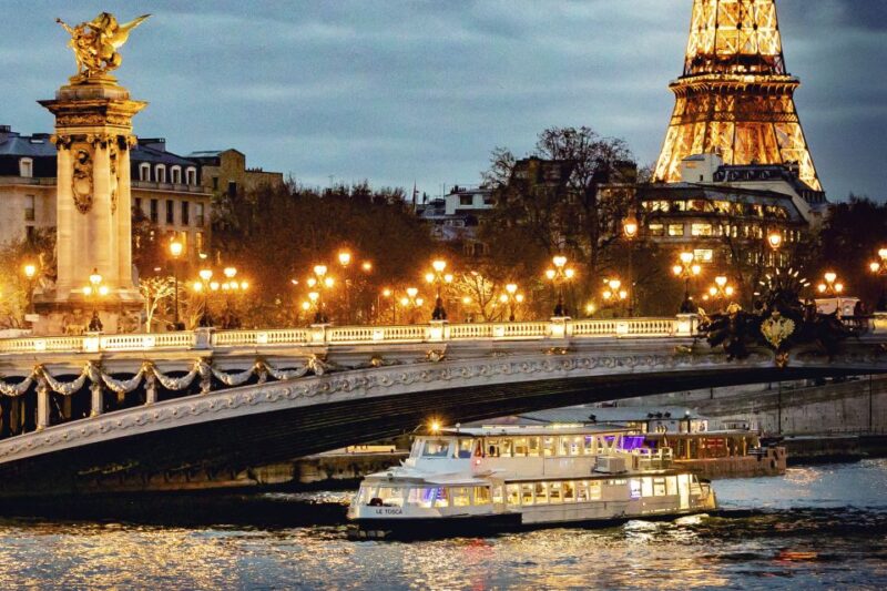 Paris: Seine Dinner Cruise From Eiffel Tower/Liberty Statue - Dining Experience