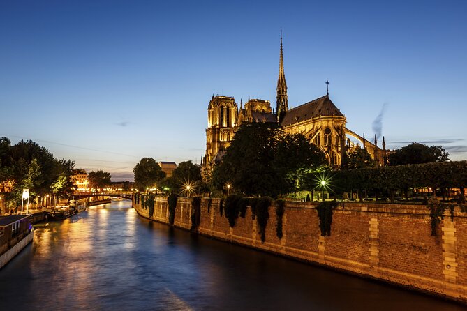 Paris Seine River Dinner Cruise With Champagne and Window Seating - Traveler Feedback on Ambiance
