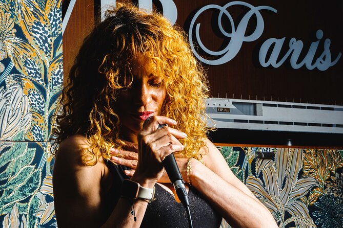 Paris Seine River Dinner Cruise With Rooftop and Live Singer - Live Singer Performance