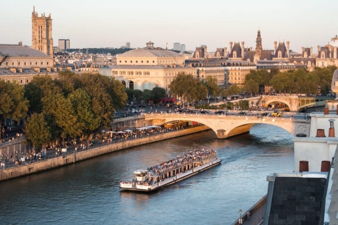Paris: Seine River Sightseeing Cruise by Bateaux Mouches - Onboard Amenities and Experiences