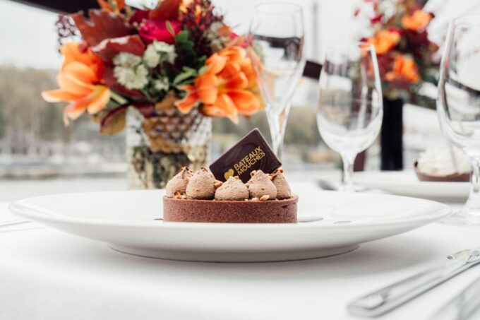 Paris: Sightseeing Cruise on the Seine With 3-Course Lunch - Festive and Joyful Atmosphere