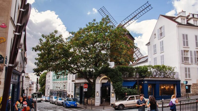 Paris: Small Group Montmartre Tour & Sacre Coeur - Discovering Famous Cafes and Restaurants