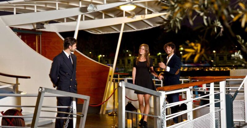 Paris: Valentines Day Dinner Cruise on the Seine River - Key Points