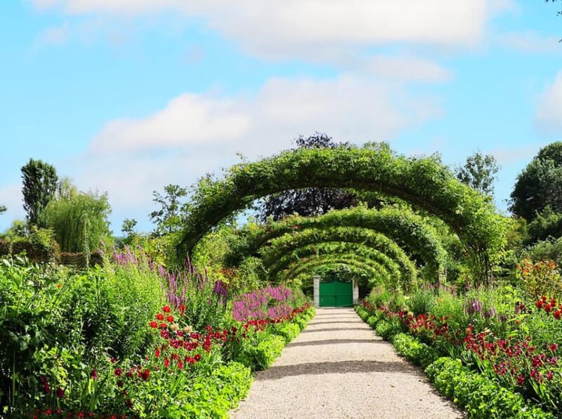 Paris: Versailles and Giverny PRIVATE Round Trip With Pickup - Visiting Giverny and Monets House