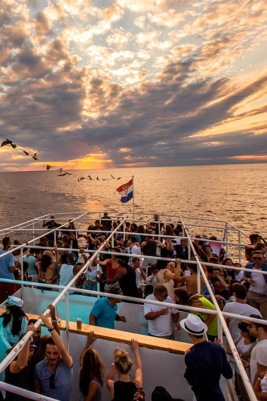PARTY BOAT WITH OPEN BAR CATAMARAN CRUISE PUNTA CANA - Key Points