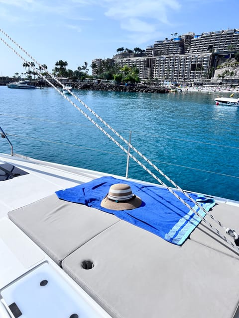 Pasito Blanco : 3H Private Sailing Tour With Food & Drinks - Crew and Languages