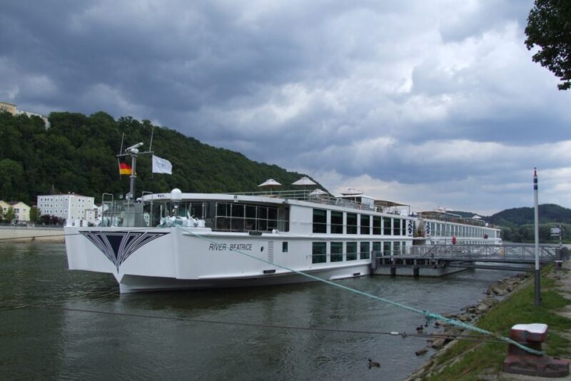 Passau: Private One-Way Transfer to Prague - Duration and Price