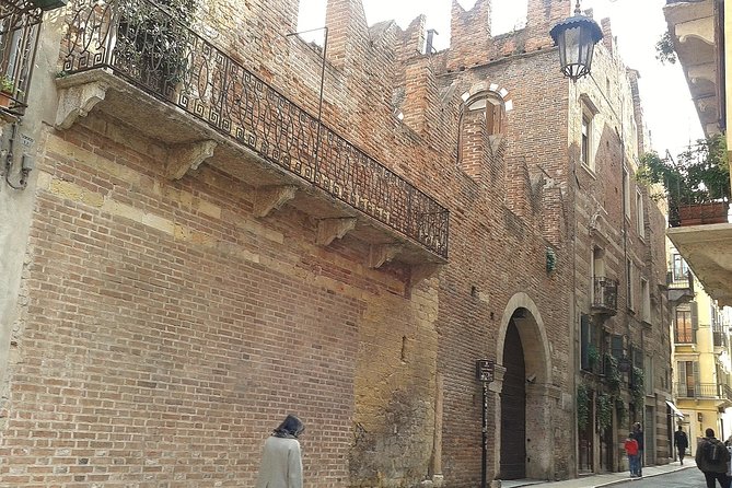Passionate Verona: Living Romeo and Juliets Story - Meeting and Pickup Details