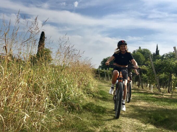 Pastrengo: E-Bike Tour and Wine Tasting in the Castle - Tasting the Local Wines