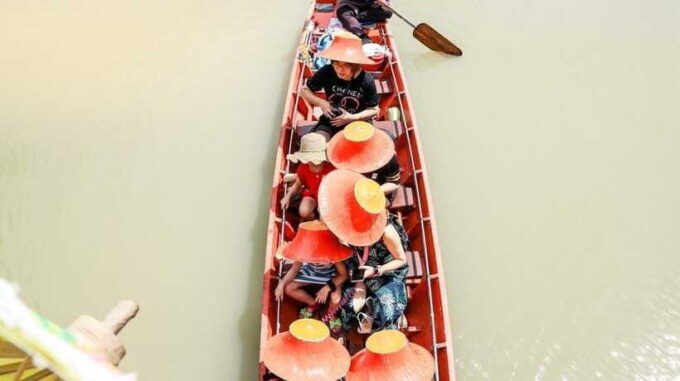 Pattaya: Buddha, Floating Market, Gems Museum Tour & Lunch - Visiting the Gems Museum