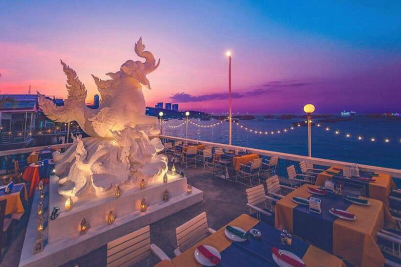 Pattaya: King Seafood Buffet Package - Location and Atmosphere
