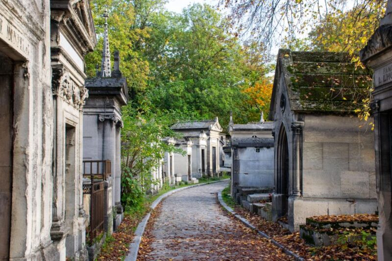 Père Lachaise Cemetery: A Stroll Through Immortal History - Intimate Group Experience
