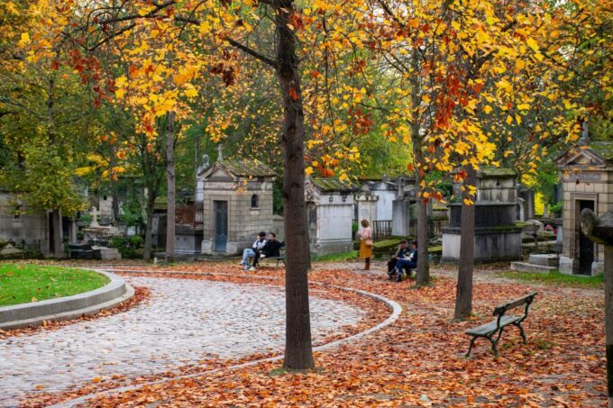 Père Lachaise Cemetery: A Stroll Through Immortal History - Navigating the City