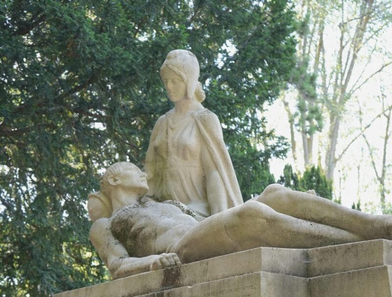 Père Lachaise Cemetery Tour, Tales From the Graves & Crepes - Guided Insights