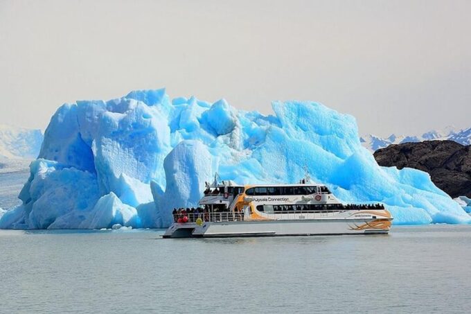 Perito Moreno NAUTICAL SAFARI Navigation and FOOTBRIDGES - Guided Walking on Footbridges