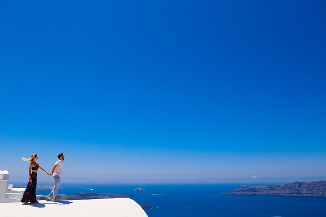 Personal Travel and Vacation Photographer Tour in Santorini - Complimentary Services and Amenities Included