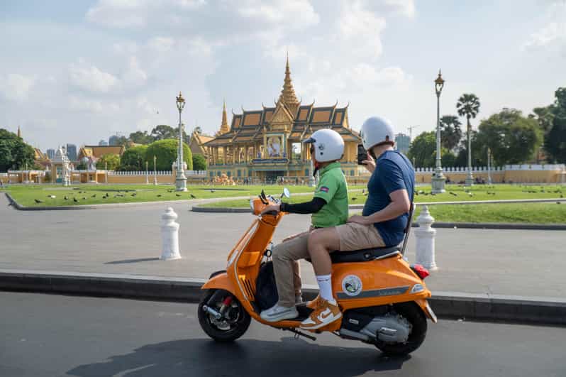 Phnom Penh City Tour by Vespa - Wat Phnom