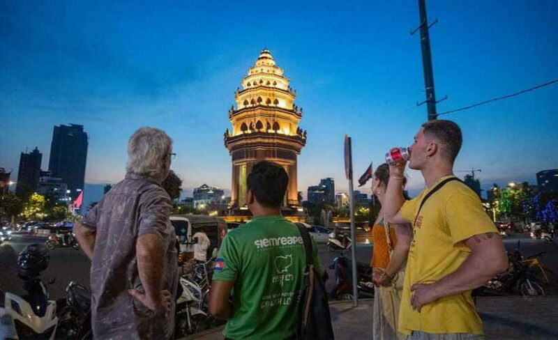 Phnom Penh: Evening City Tour by Tuk Tuk with 1 Dinner - Visiting Wat Phnom