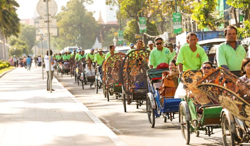 Phnom Penh: Guided Historical Day Tour by Cyclo and Tuk Tuk - Itinerary Highlights