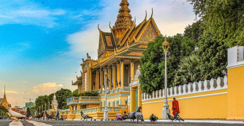 Phnom Penh: Guided Historical Day Tour by Cyclo or Tuk Tuk - Itinerary Highlights