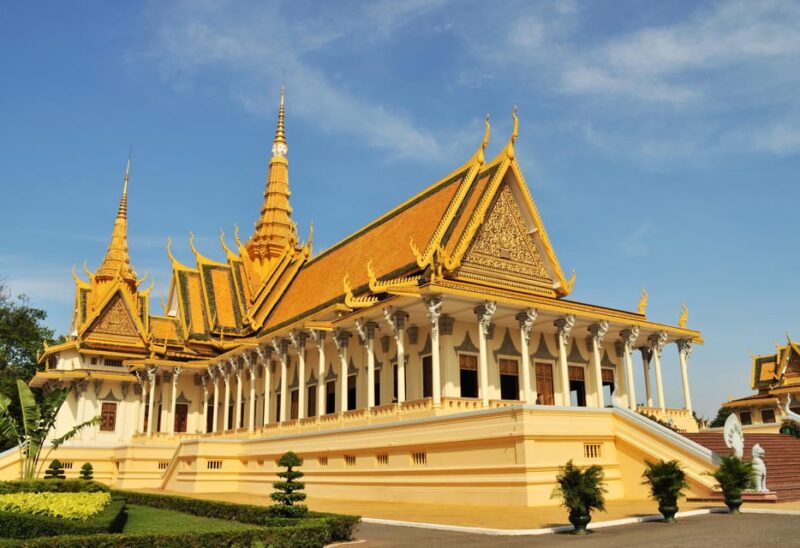 Phnom Penh: Guided Historical Day Tour by Cyclo or Tuk Tuk - Royal Palace
