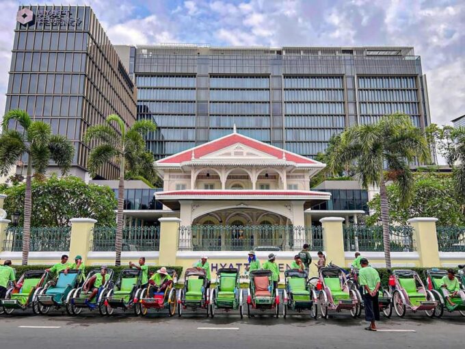 Phnom Penh: Guided Historical Day Tour by Cyclo or Tuk Tuk - Wat Phnom