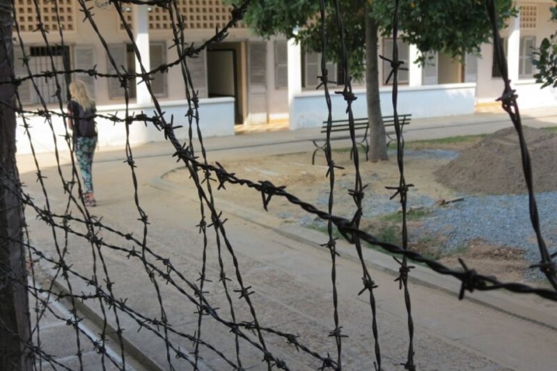 Phnom Penh: Killing Fields and Prison S21 Bus Tour - Historical Significance