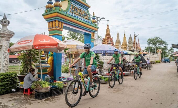 Phnom Penh: Mekong Island Full Day Ride With Lunch - Silk Weaving Village