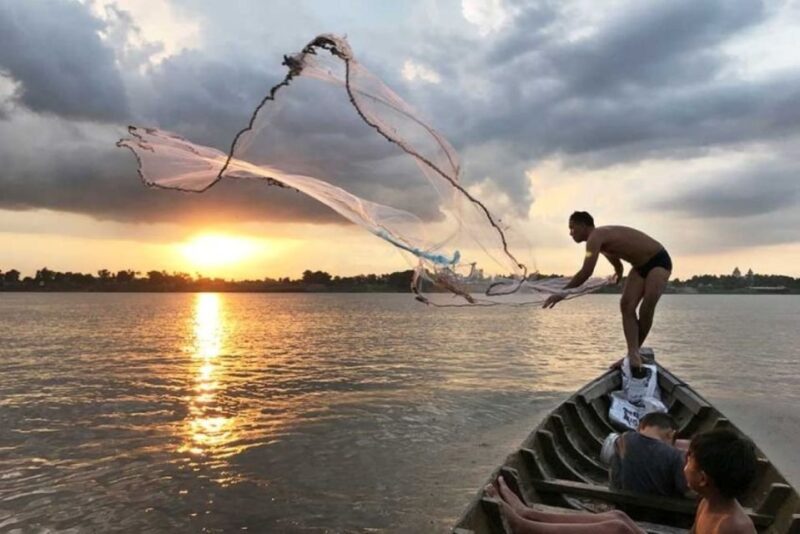 Phnom Penh Mekong/Tonle Sap River Sunset Wine/Fruits Cruise - Safety and Comfort