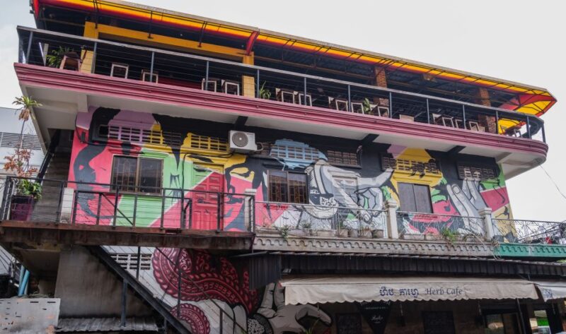Phnom Penh: Morning Foodie & Street Art Tour by Tuk-Tuk - Wat Botum Park