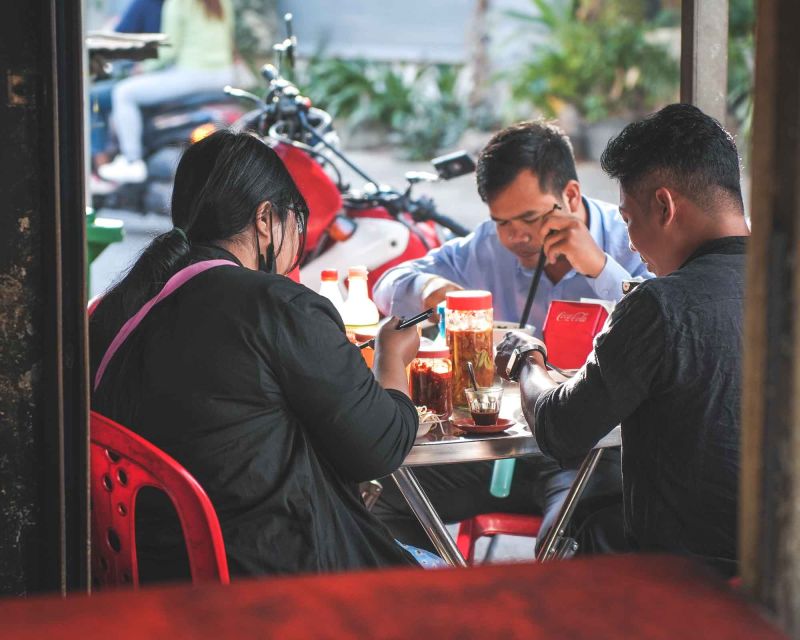 Phnom Penh: Morning Market & Guided Breakfast Tour by Tuktuk - Experience Highlights
