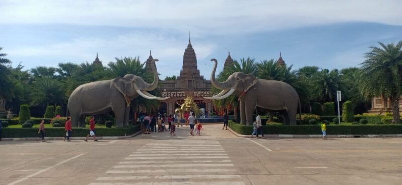 Phnom Penh: Private City Tour by Tuk-Tuk With 10 Highlights - Architectural Gems