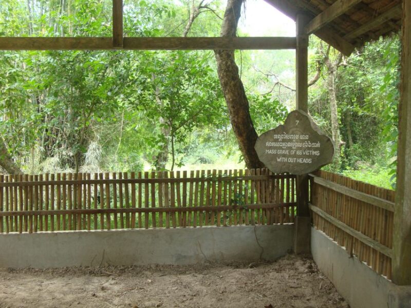 Phnom Penh: S-21 Prison and Killing Fields Half-Day Tour - Visiting the Killing Fields of Choeung Ek